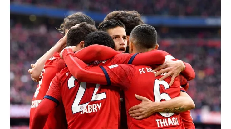 ASOMA. James Rodríguez es abrazado por sus compañeros tras marcar el 3-0 (Foto: Getty).