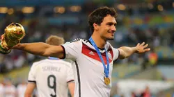 Hummels con la Copa del Mundo entre sus manos.