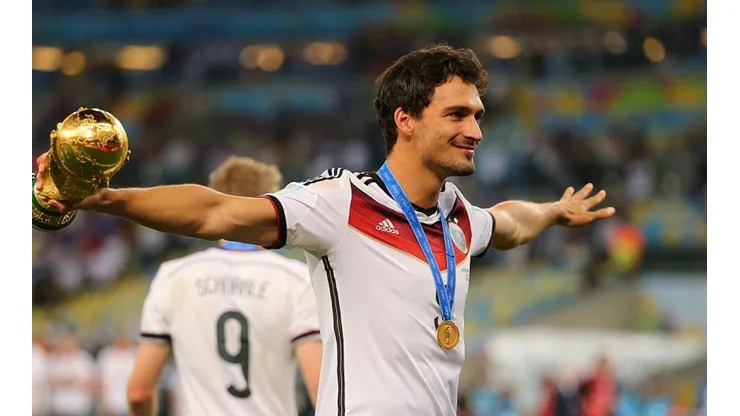 Hummels con la Copa del Mundo entre sus manos.