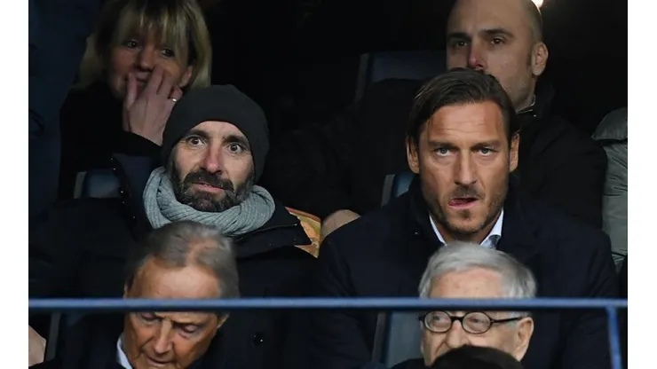 Monchi con quien podría ser su sucesor, Francesco Totti.