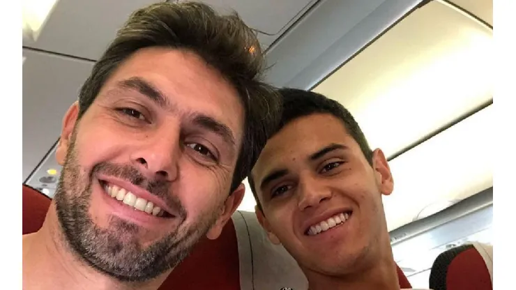 Poroto se sacó una foto con la figura de River.