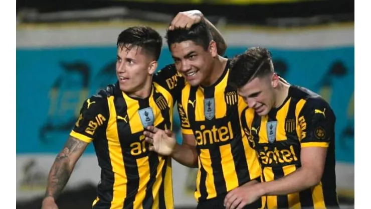 Liga de Quito vs Peñarol por Copa Libertadores.