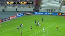 Así de fácil: un lateral complicó a todo River y Alianza Lima puso el 1-0