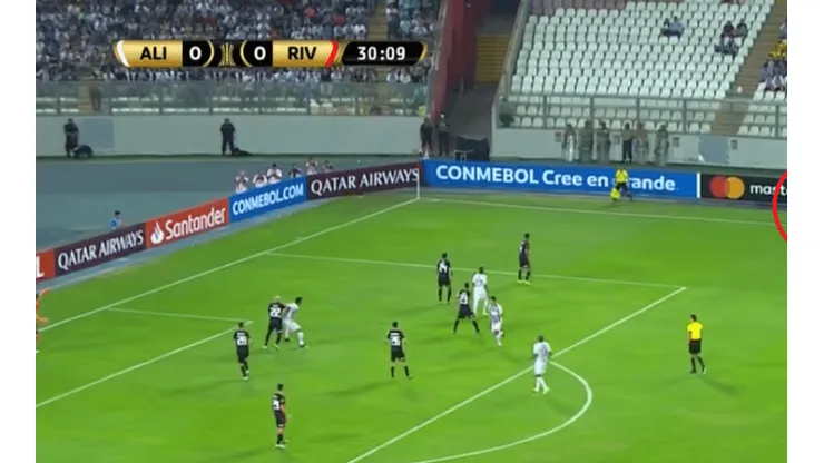 Así de fácil: un lateral complicó a todo River y Alianza Lima puso el 1-0
