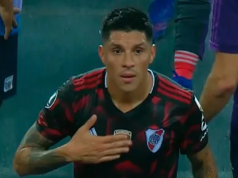 La hinchada de Alianza Lima insultaba a Enzo Pérez y él le tiró la chapa encima