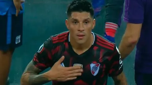 Enzo se tocó el escudo de campeón.