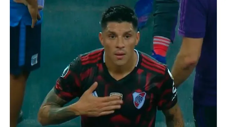 Enzo se tocó el escudo de campeón.