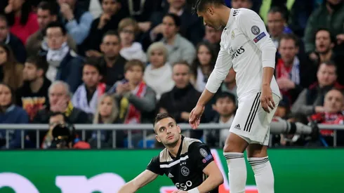 Casemiro ayuda a un rival del Ajax a levantarse.