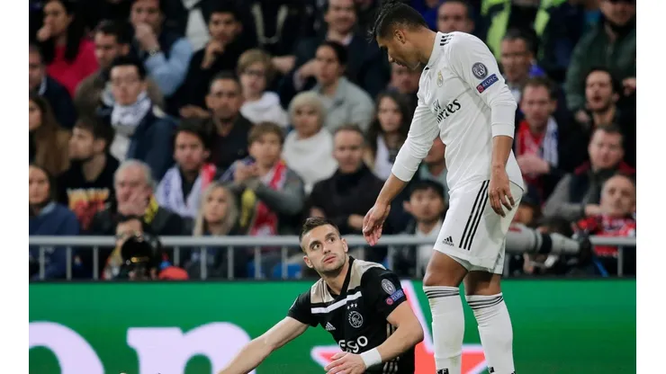 Casemiro ayuda a un rival del Ajax a levantarse.