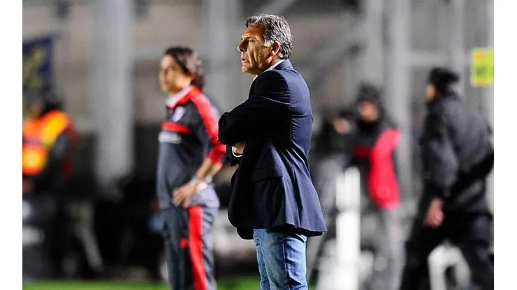 Miguel Russo enfrentando a Marcelo Gallardo.