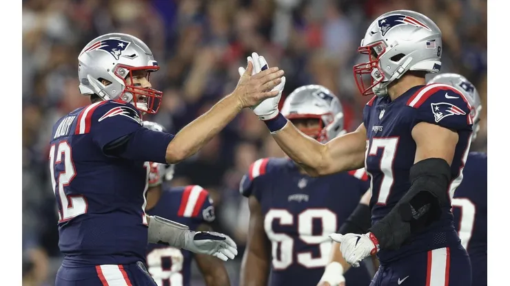 Tom Brady trolea a Rob Gronkowski en foto con su novia supermodelo