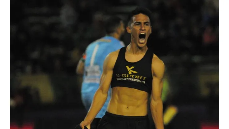 Matías Rojas festeja su golazo de tiro libre.