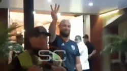 En Bolivia, un hincha de River salió a provocar a la hinchada de Boca y lo tuvo que sacar la seguridad