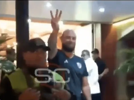 En Bolivia, un hincha de River salió a provocar a la hinchada de Boca y lo tuvo que sacar la seguridad