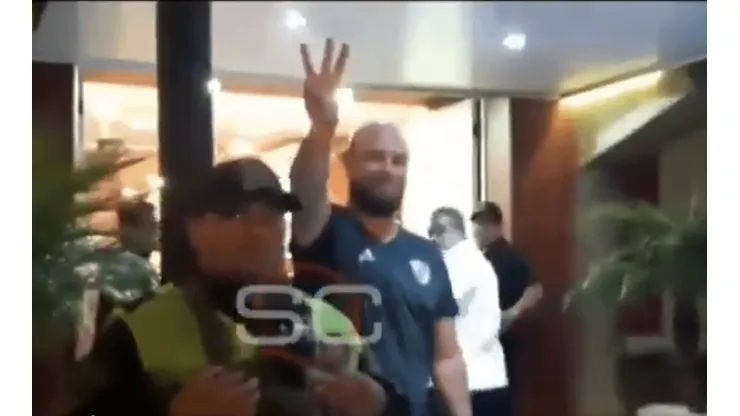 En Bolivia, un hincha de River salió a provocar a la hinchada de Boca y lo tuvo que sacar la seguridad