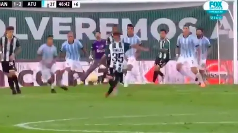 Golazo de Urzi para el 2 a 1.