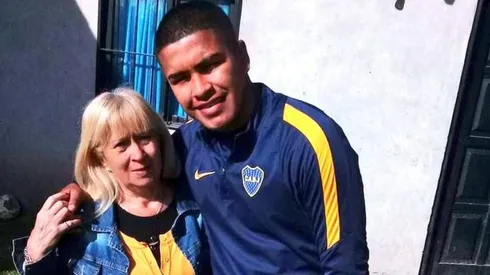 Foto del juvenil de Boca con su madre.