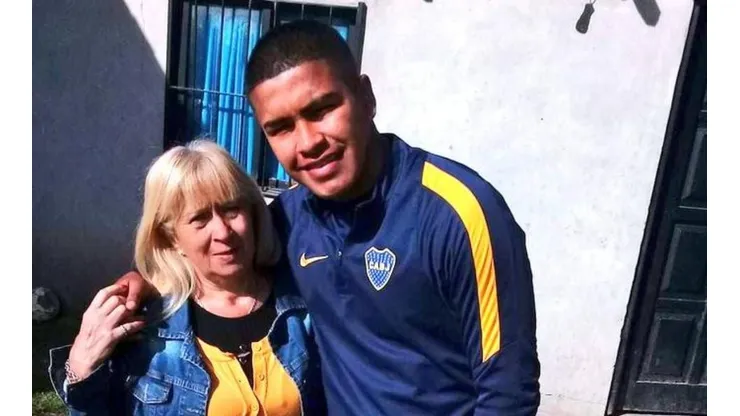 Foto del juvenil de Boca con su madre.