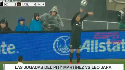 ¿Se asustó con el Pity? Jara sacó horrible un lateral en su debut en la MLS