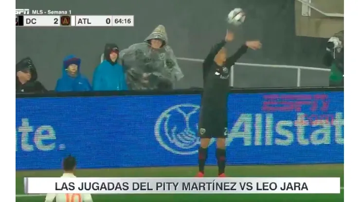 ¿Se asustó con el Pity? Jara sacó horrible un lateral en su debut en la MLS