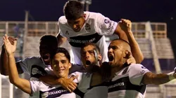 Gimnasia festeja el tanto de Faravelli.