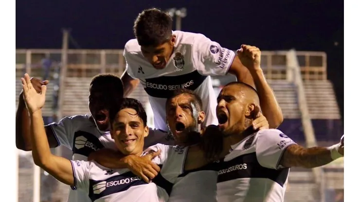 Gimnasia festeja el tanto de Faravelli.