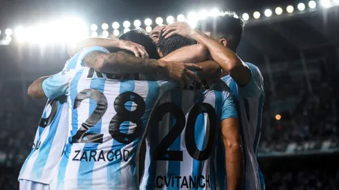 Abrazo de un equipo que se acerca al objetivo.
