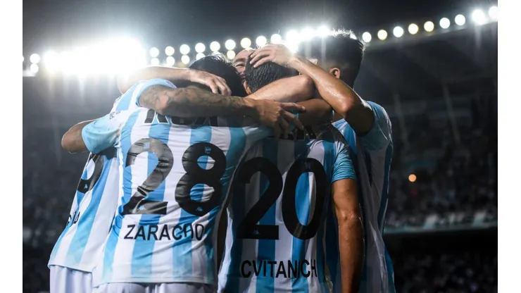 Abrazo de un equipo que se acerca al objetivo.