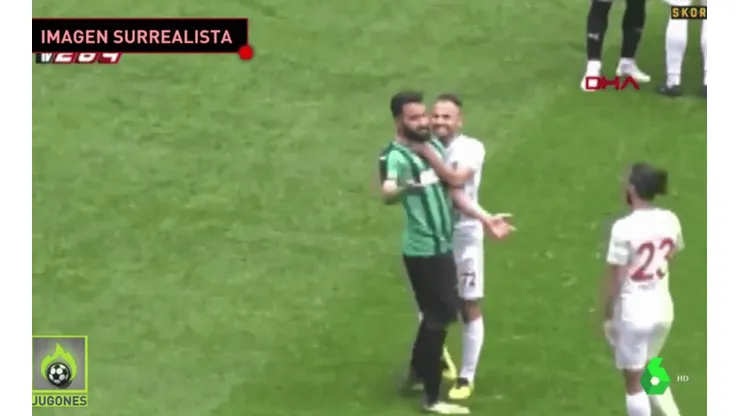 Entró al campo con una cuchilla y se convirtió en el jugador más loco de todos