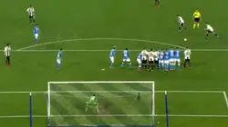 Excelente tiro libre de Pjanic.