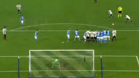 Excelente tiro libre de Pjanic.