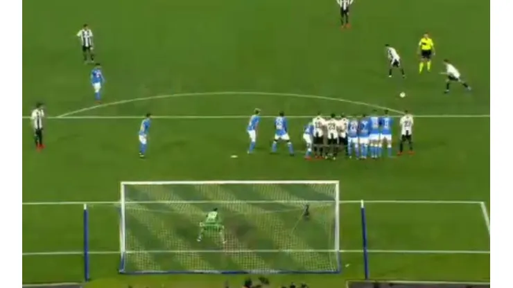 Excelente tiro libre de Pjanic.
