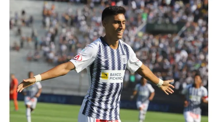 José Manzaneda festeja el primer gol del local.