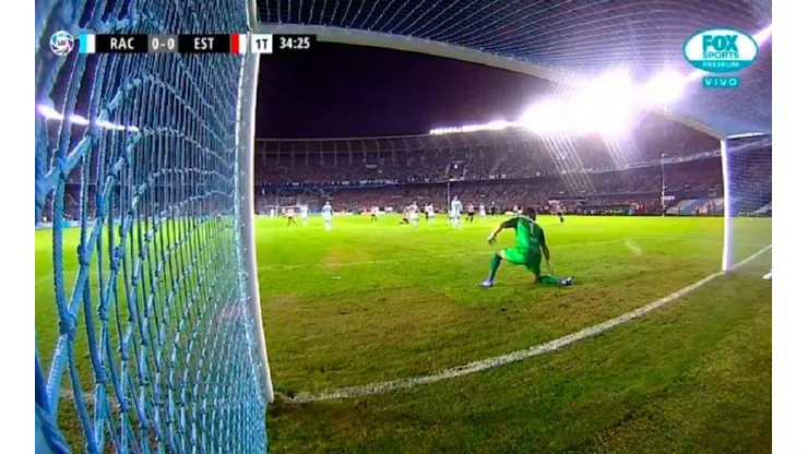 Arias miró atento como la pelota recorrió la linea.