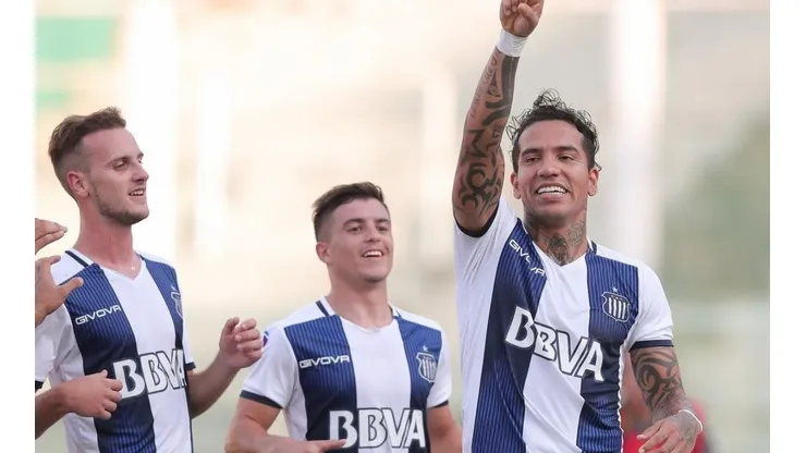 Dayro Moreno celebra el segundo gol de Talleres.