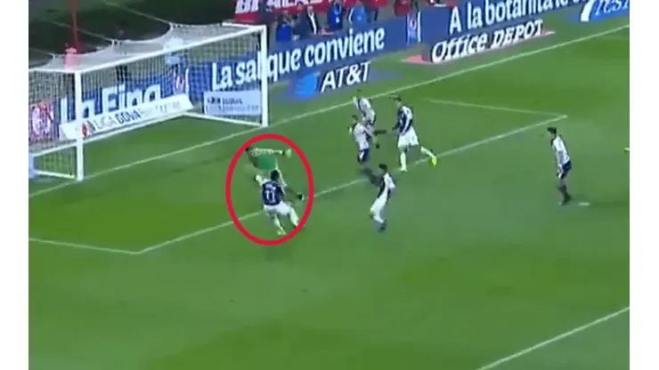 La triple atajada de Gudiño en Chivas - Rayados