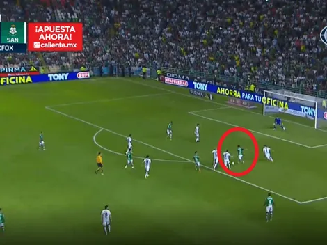 Mena acomodó la pelota contra el palo para el primer gol del León