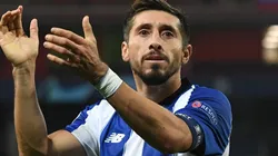 Monumental tifo de la afición de Porto para Héctor Herrera