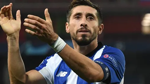 Monumental tifo de la afición de Porto para Héctor Herrera