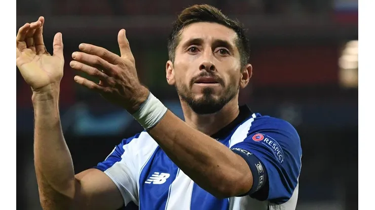 Monumental tifo de la afición de Porto para Héctor Herrera