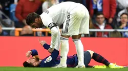 "FUISTE VOS". Messi lo señala desde el piso a Ramos, quien se acercó tras el golpe (Foto: Getty).