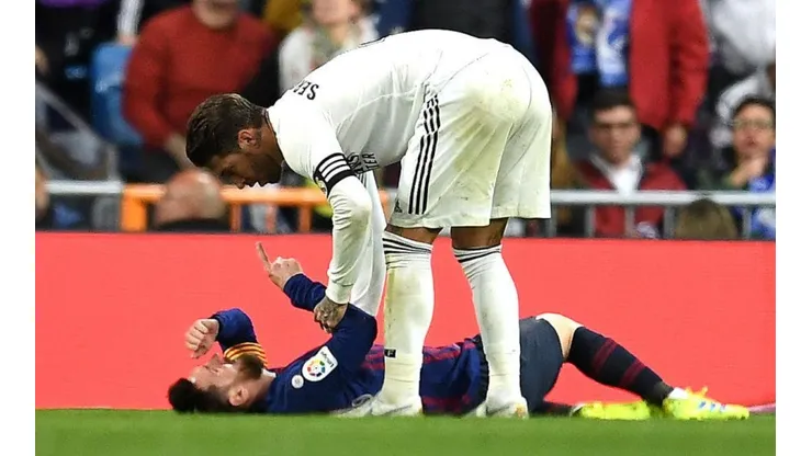 "FUISTE VOS". Messi lo señala desde el piso a Ramos, quien se acercó tras el golpe (Foto: Getty).