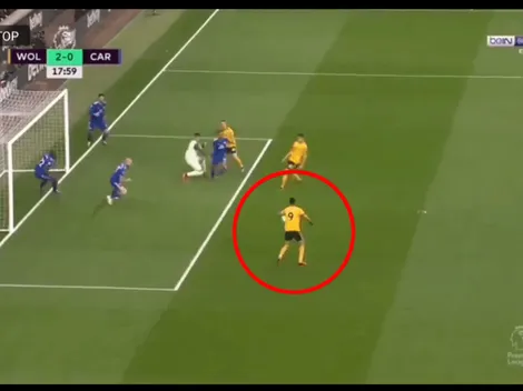 Raúl Jiménez metió un centro, la fue a buscar y le rompió el arco al portero