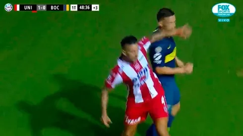 Damián Martínez reaccionó con un codazo al empujón de Marcone.