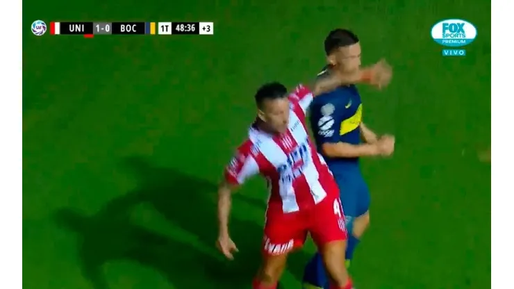 Damián Martínez reaccionó con un codazo al empujón de Marcone.