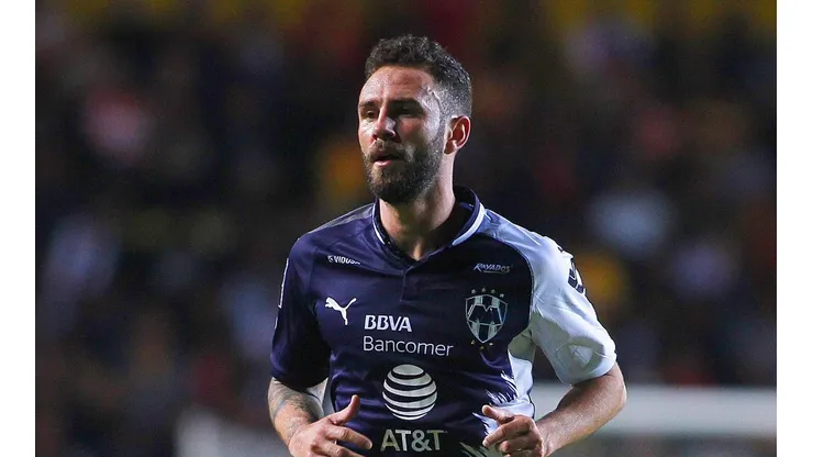 Layún comienza a vivir lo que es un Clásico Regio.