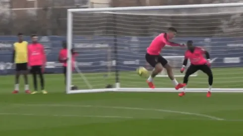 Aprende, Neymar: el golazo de taco de Paredes en la práctica del PSG