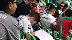 Que la pasión no mate las responsabilidades: Niño alienta a Santos mientras hace la tarea