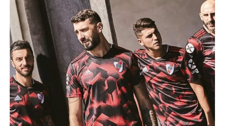 Con un video muy manija, River presentó su nueva camiseta "exclusiva para campeones"
