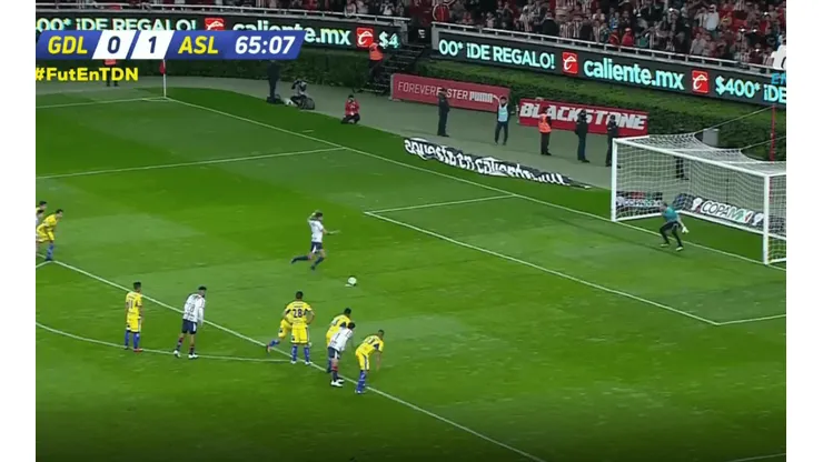 Pulido pateó su penal de manera muy extraña.